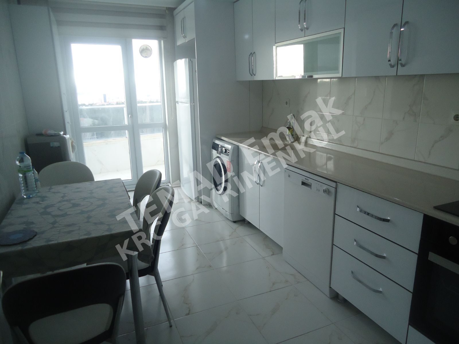 KRC'DEN CADDE ÜZERİ MERKEZİ KONUMDA KATTA SATILIK 3+1 DAİRE