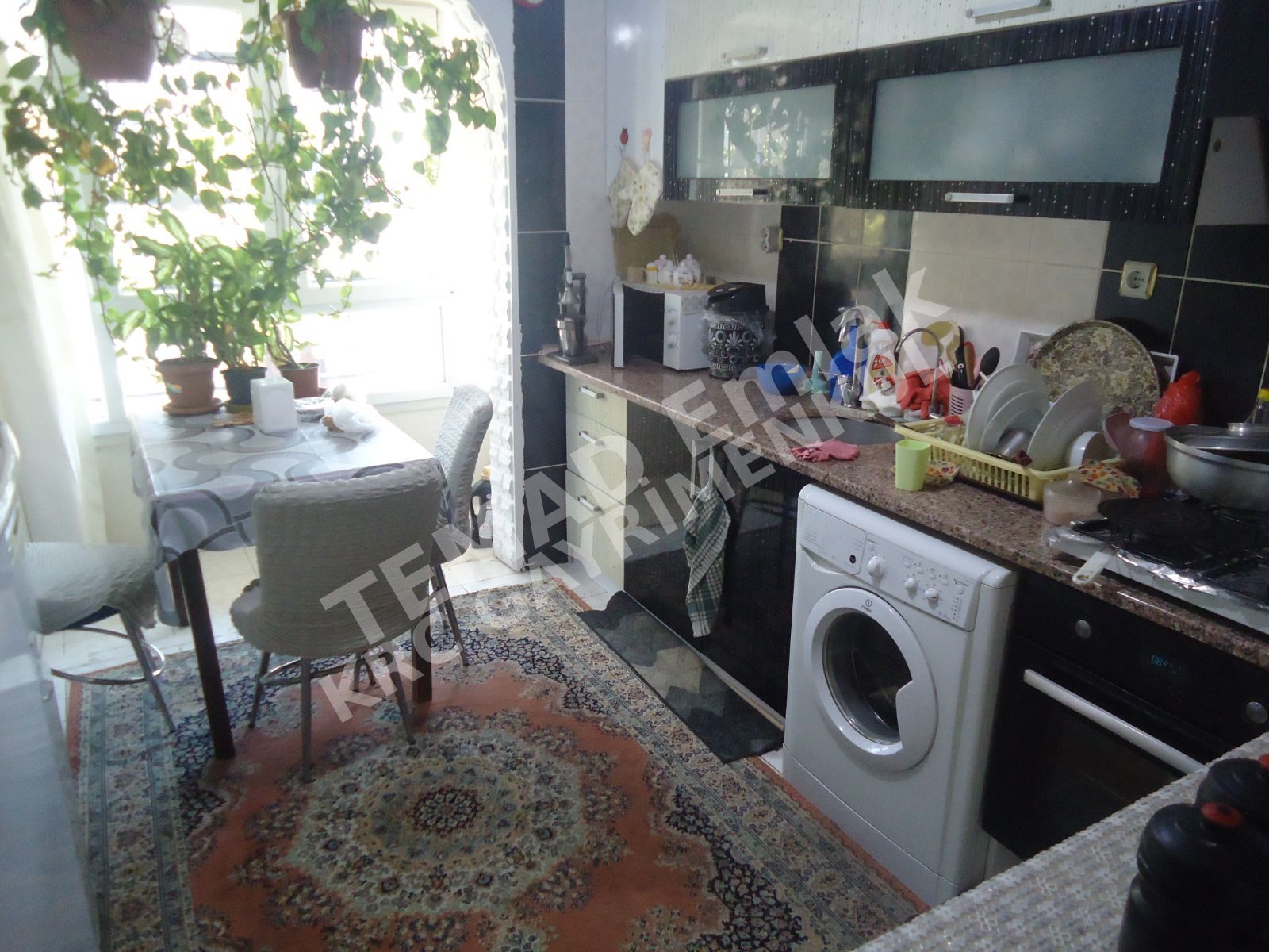 KRC'DEN MERKEZİ KONUMDA CADDE ÜZERİ SATILIK 4+1 DAİRE