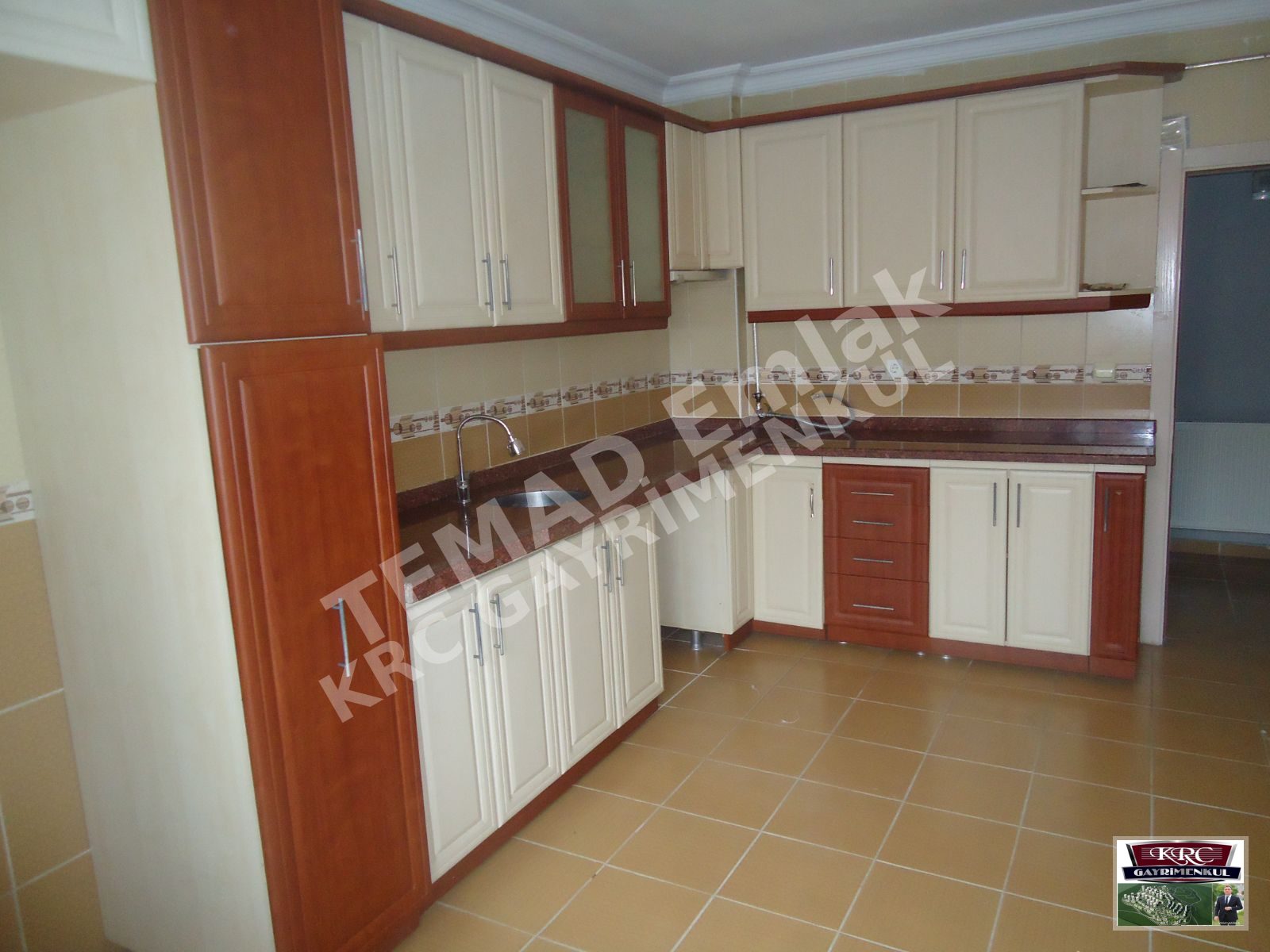 KRC'DEN CADDE ÜZERİ MERKEZİ KONUMDA KİRALIK 3+1 DAİRE