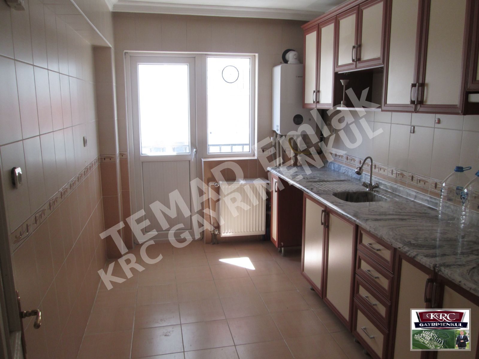 KRC'DEN MERKEZİ KONUMDA KATTA SATILIK 3+1 DAİRE