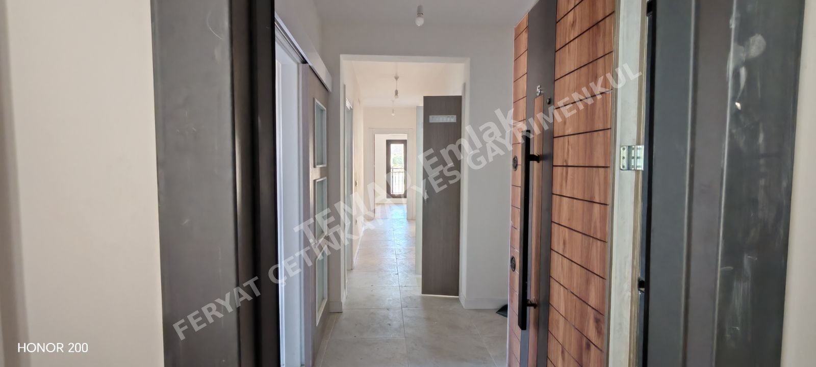 SEFERİHİSAR KİRALIK 2+1 SIFIR DAİRE DOĞALGAZLI 1' NCİ KAT ÖNÜ KAPANMAZ ARAÇ PARKI MEVCUT